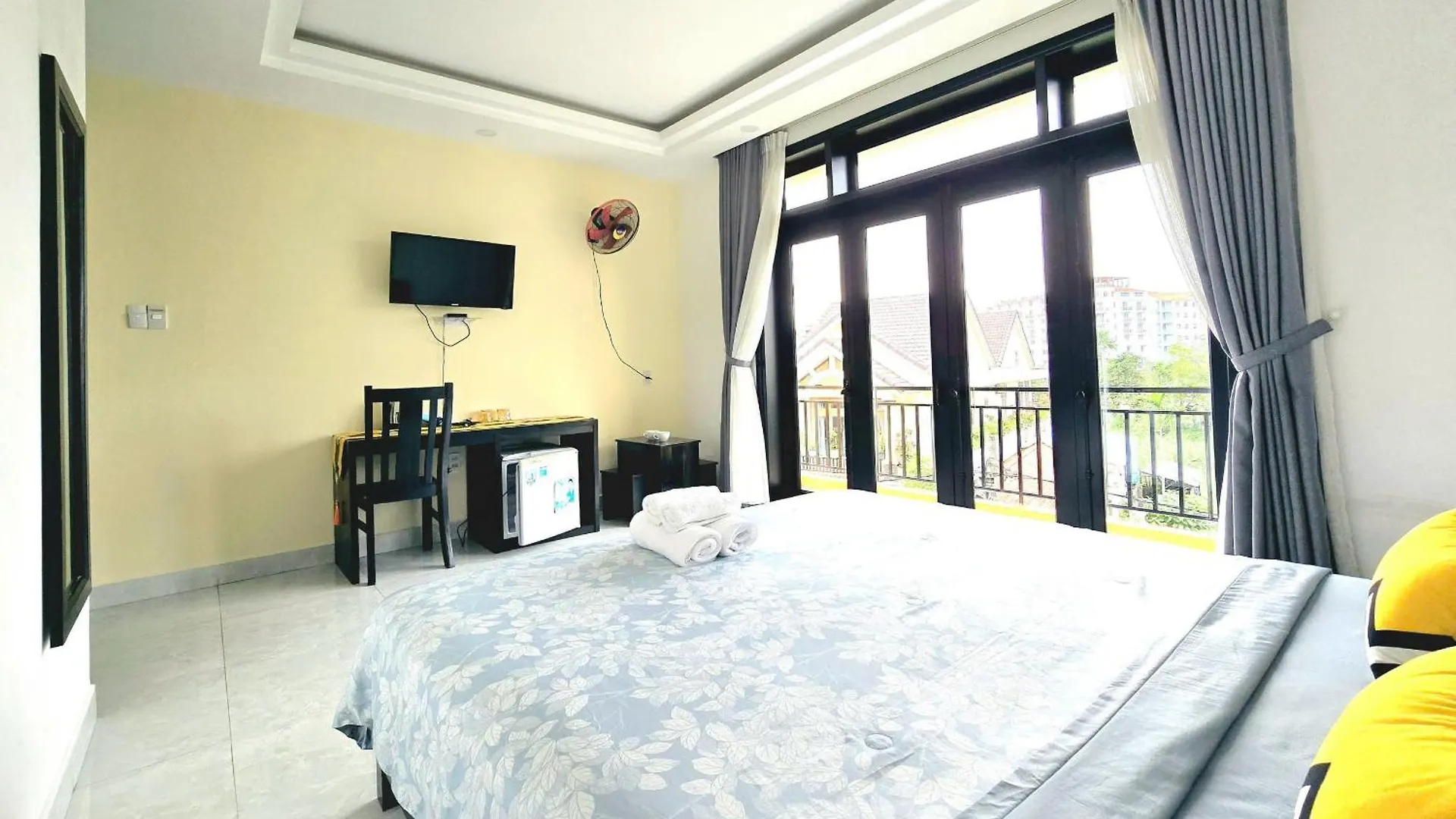 Flamingo Villa Homestay - Big Rooms With Balcony - Close To Hoi An Old Town 200M & Temple Bridge - Large Outside Pool For Sun Bathing