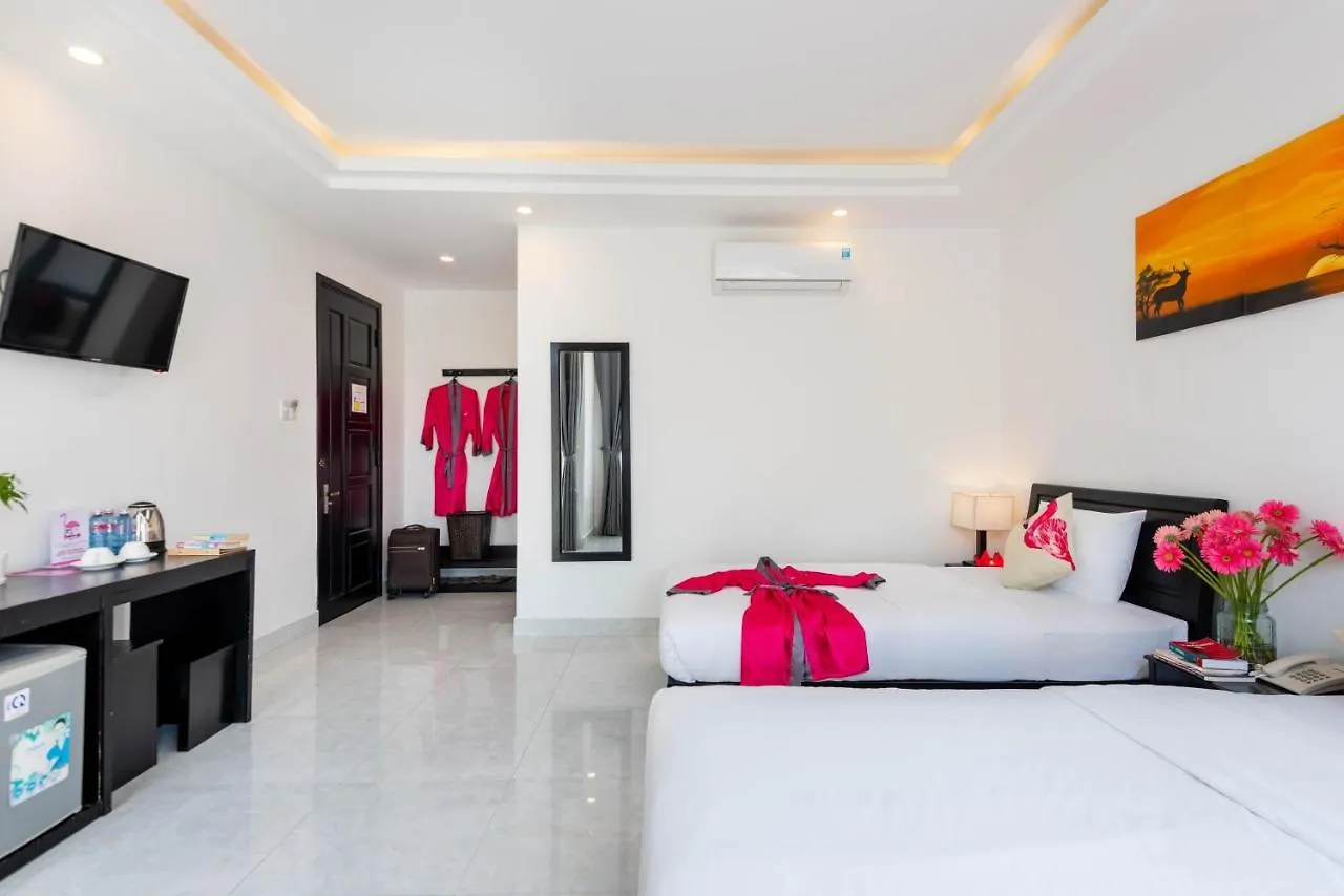 Flamingo Villa Homestay - Big Rooms With Balcony - Close To Hoi An Old Town 200M & Temple Bridge - Large Outside Pool For Sun Bathing